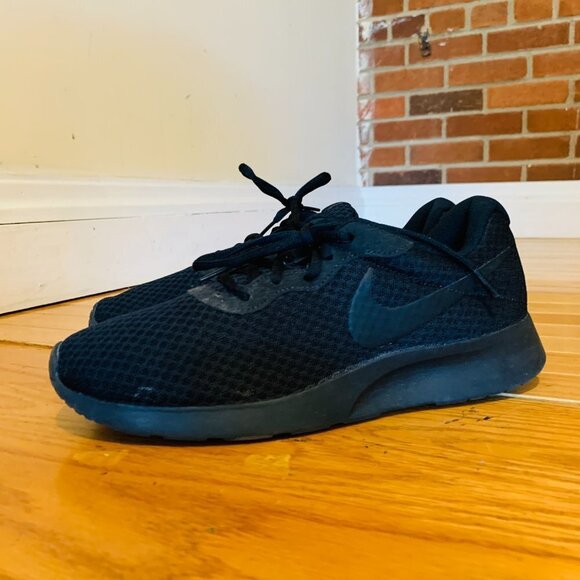 Size 9.5 - Nike Tanjun Black - 812654-001 - Picture 1 of 14